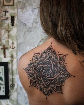  Tatouage mandala sur le milieu haut du dos